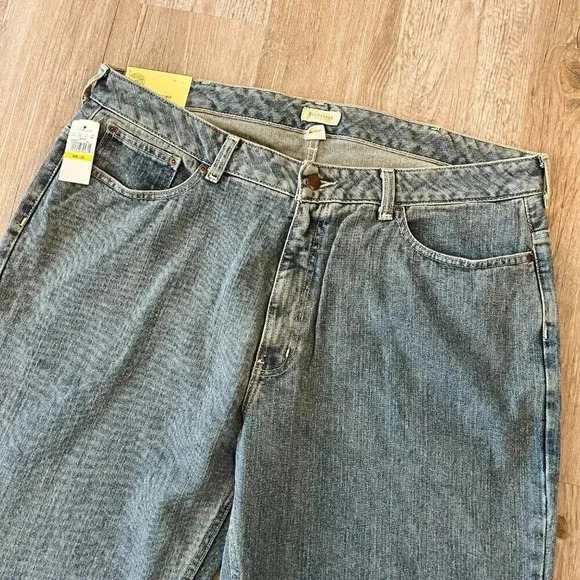 Mens NWT Van Heusen Classic Fit Jeans - 40x32 - Picture 2 of 9